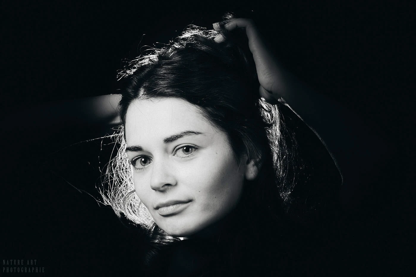 femme au chignon noir et blanc