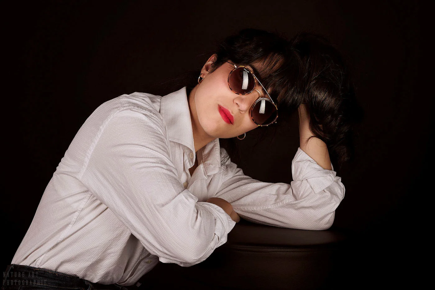 femme accoudée face couleur