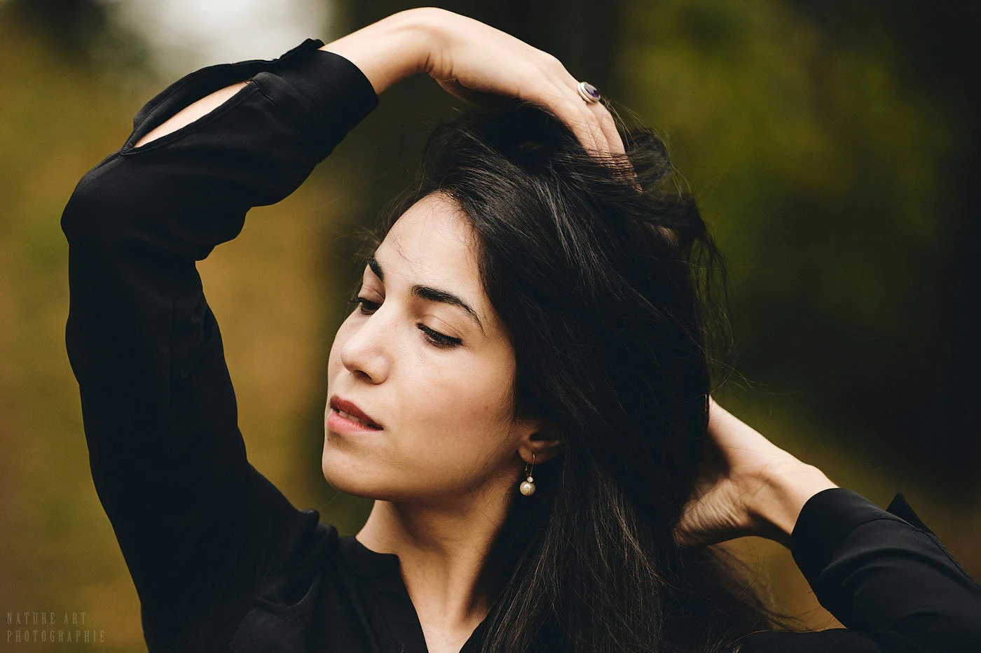 femme profil au coude levé couleur