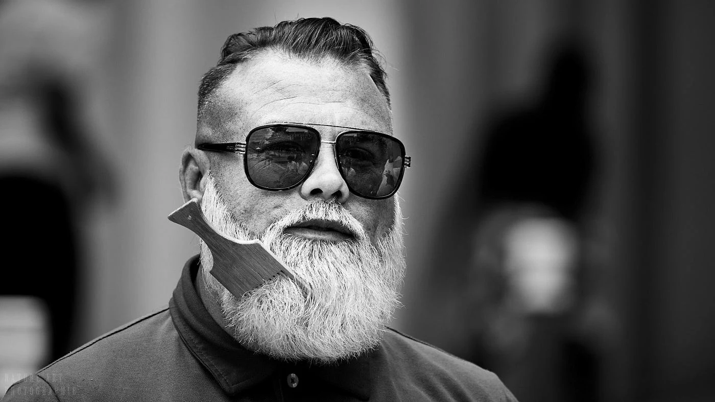 homme à la barbe face noir et blanc