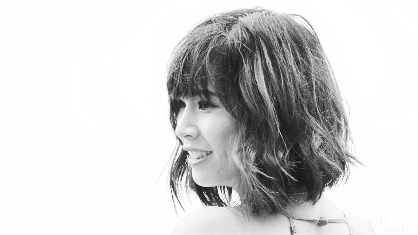 femme profil noir et blanc