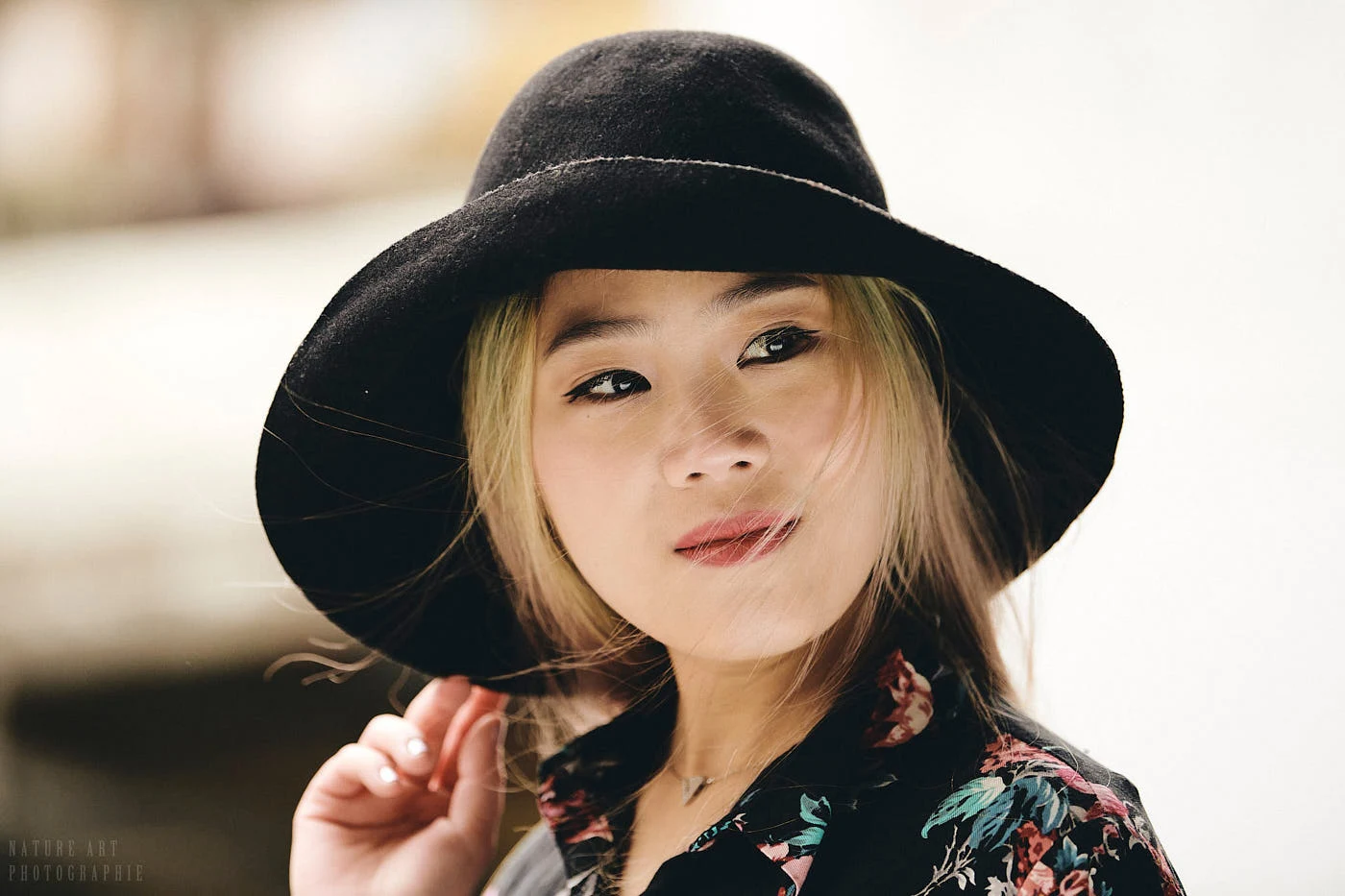 femme au chapeau face couleur