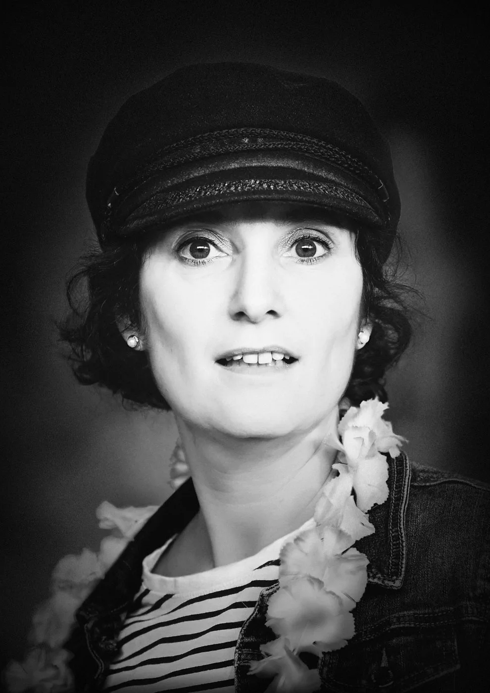 femme à la casquette face noir et blanc