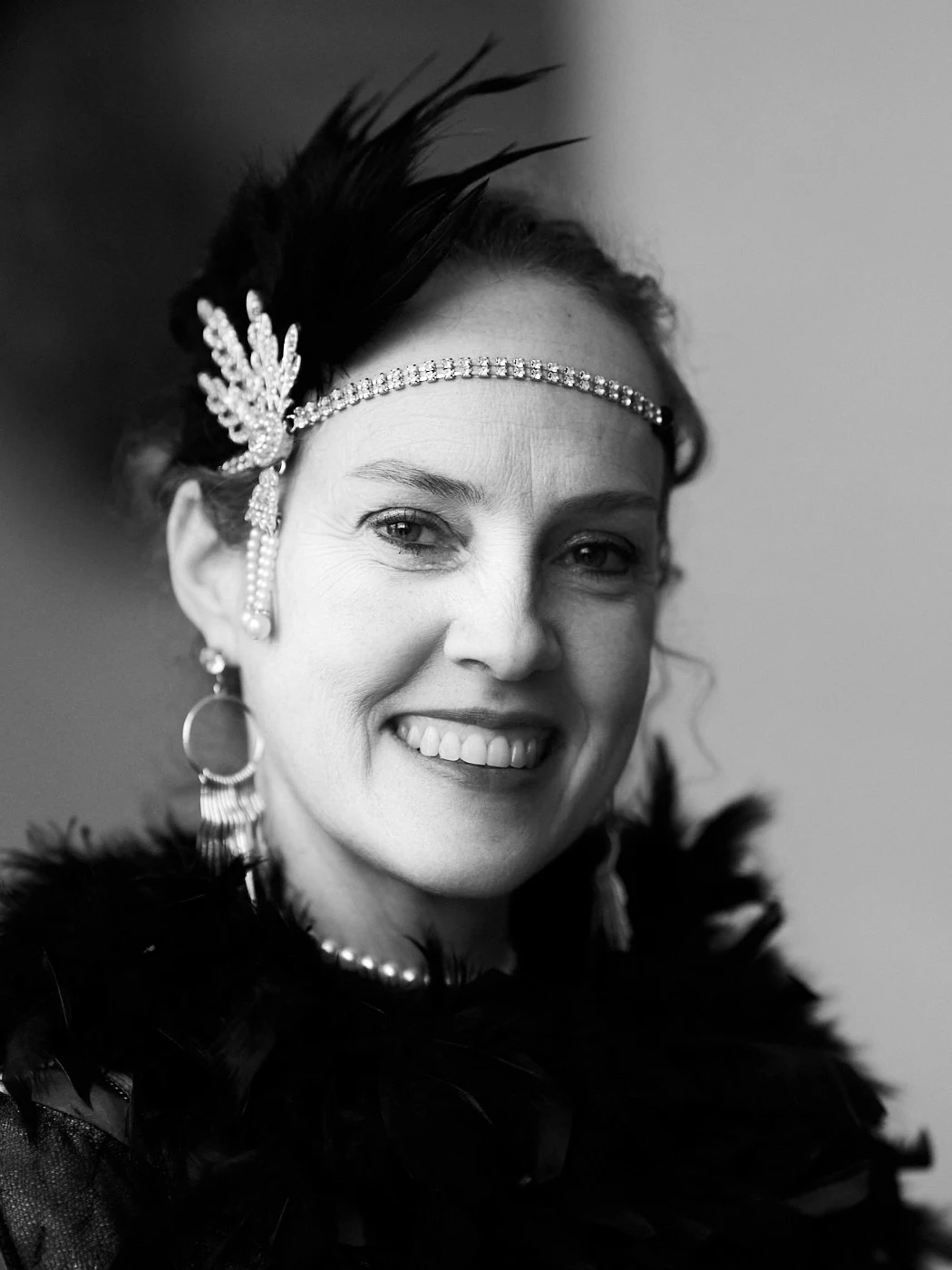 femme au sourire face noir et blanc