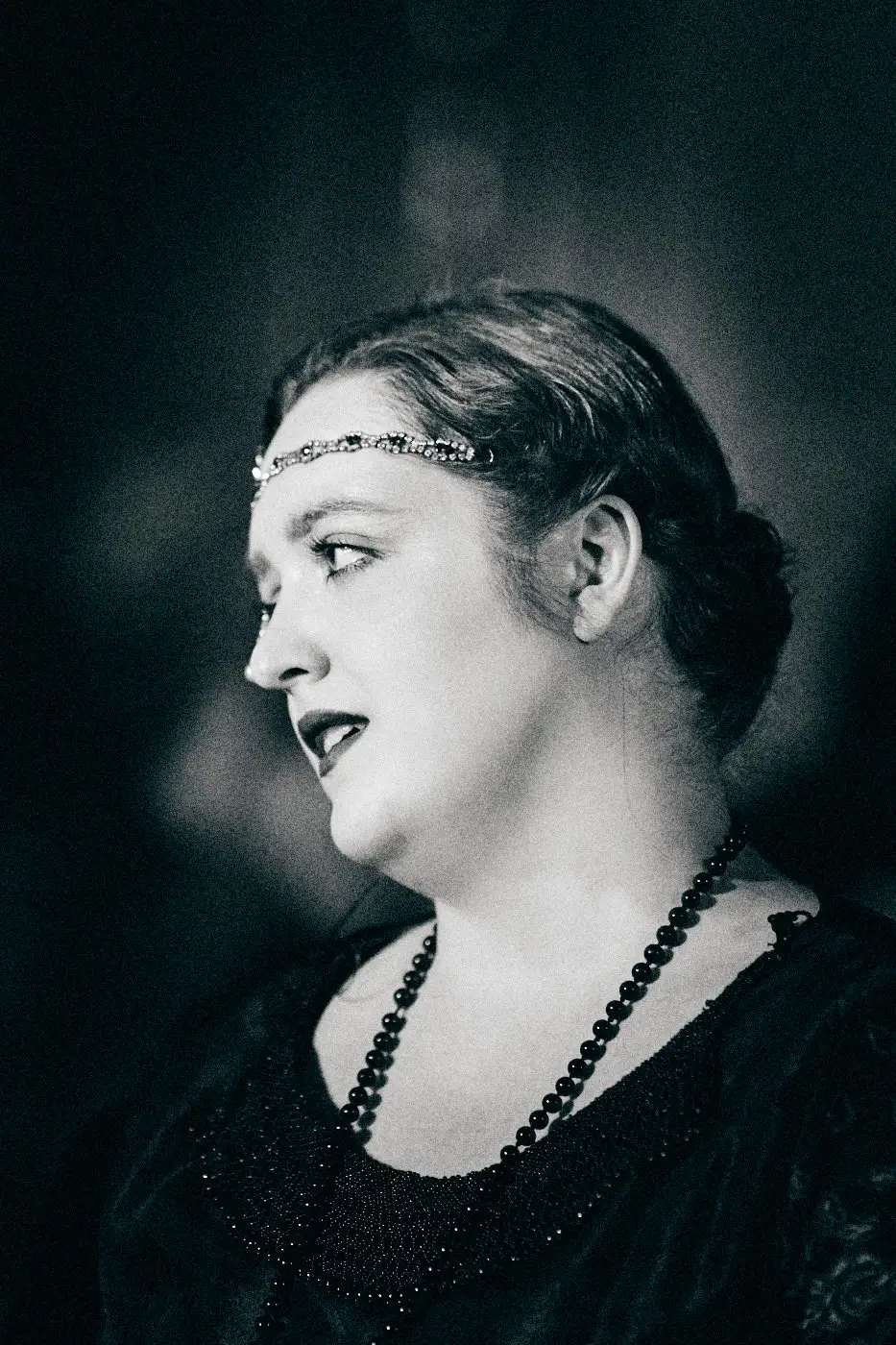femme au collier profil noir et blanc
